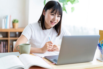 オンライン授業を受ける学生