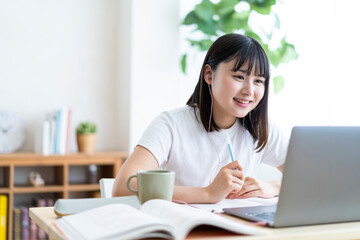 オンライン授業を受ける学生