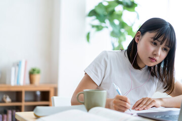 オンライン授業を受ける学生