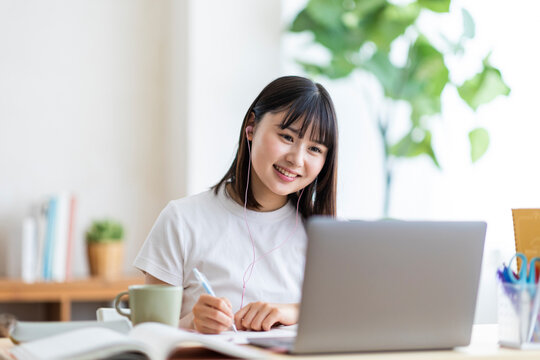 オンライン授業を受ける学生