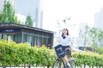 自転車を漕ぐ女の子