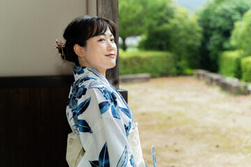 日本家屋にたたずむ浴衣の女性