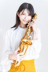 サックスを持つ日本人女性