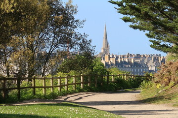 Ville de Saint-Malo en Bretagne, sentier de randonnée de la cité d'Aleth / Alet, avec vue sur le...