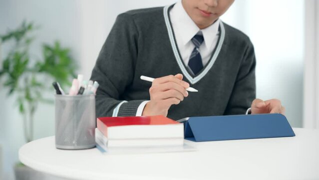 タブレットで勉強する男子学生