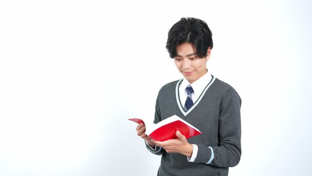 本を読む男子学生