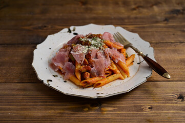 生ハムとトマトソースのペンネ