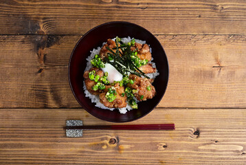 ネギ塩からあげ丼