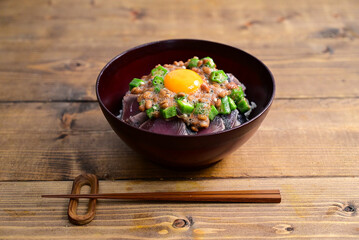 鰹のタタキのねばねば丼
