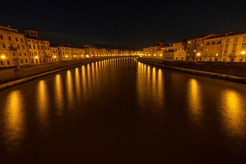 Fototapeta na wymiar A romantic moment in the middle of the night on a bridge over the Arno in Pisa.