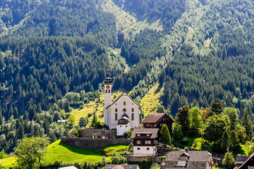 Wassen, Dorf, Kirche, Kirchturm, Bergdorf, Gotthardstrasse, Reusstal, Reuss, Fluss, Sustenstrasse, Sustenpass, Wanderweg, Uri, Sommer, Alpen, Schweiz - obrazy, fototapety, plakaty