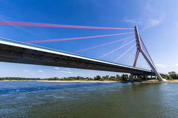 Obraz premium Die Fleher Autobahnbrücke der A46 verbindet Düsseldorf und Neuss über den Rhein