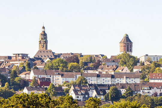 Stadtkegel von Remscheid mit den charakteristischen T&uuml;rmen des Rathaus und Wasserturms