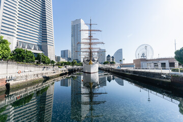 青空と水面に反射する帆船日本丸(正面、横構図)