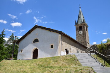 Fototapeta na wymiar Eglise Saint-Jean-Baptiste sur sa butte