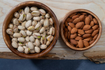 木の器に入ったピスタチオとアーモンド