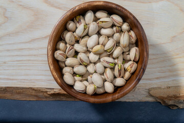 木の器に入ったピスタチオ