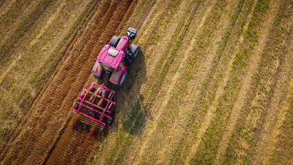 Ciągnik rolniczy w trakcie pracy w polu