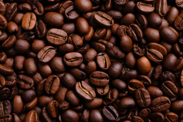 Obraz premium Background of roasted fresh brown coffee beans, perfect for a cool wallpaper