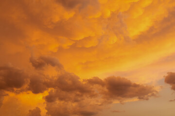 Naklejka na ściany i meble illustration d'un ciel avec des nuages dans les teintes orangé