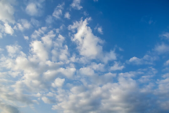 illustration d'un ciel bleu avec quelques nuages de couleur blanc