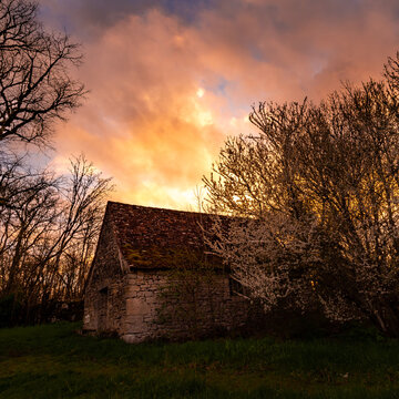 Grange au couch&eacute; de soleil