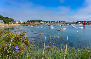 Urlaub in der Bretagne, Frankreich: Spaziergang in der Bucht Ploumanach - Der Hafen bei Ebbe