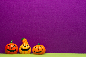ハロウィンの飾りと紫のフェルトの背景