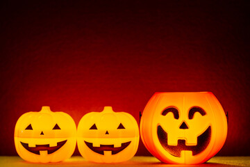 ハロウィンの飾りと紫のフェルトの背景