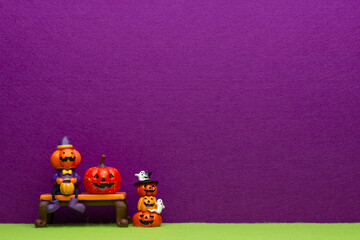 ハロウィンの飾りと紫のフェルトの背景