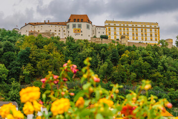 Obraz premium Panoramic view castle Veste Oberhaus on river Danube. Antique fortress in Passau, Lower Bavaria, Germany.