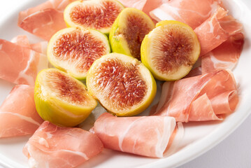 Prosciutto crudo e fichi freschi, tipico antipasto italiano 
