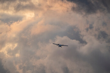 Avioneta en el cielo