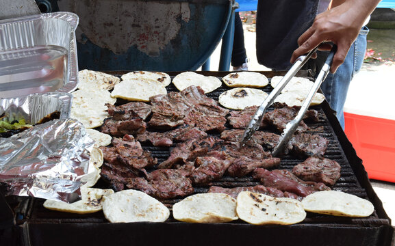 Carne asada al carb&oacute;n y tortillas de ma&iacute;z. Churrasco Guatemalteco.