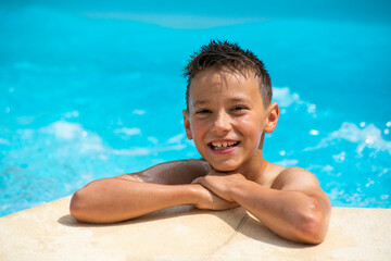 jeune garçon à la piscine