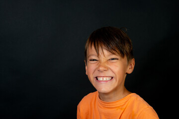 portrait d'enfant en studio, fond noir