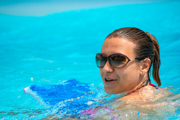 jeune femme dans une piscine