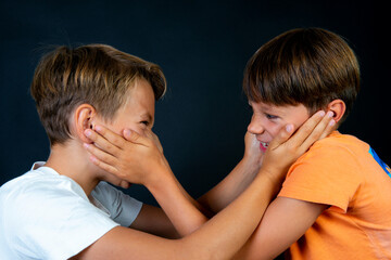 portrait de deux enfants espiègles