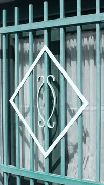 Rombo y adorno gr&aacute;fico en reja de ventana