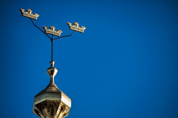 stockholm, schweden - drei kronen auf dem rathaus mit textfreiraum - obrazy, fototapety, plakaty
