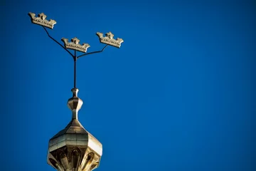 Fototapete Stockholm stockholm, schweden - drei kronen auf dem rathaus mit textfreiraum