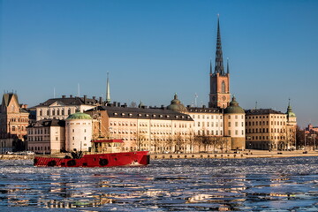 stockholm, schweden - eisbrecher vor insel gamla stan