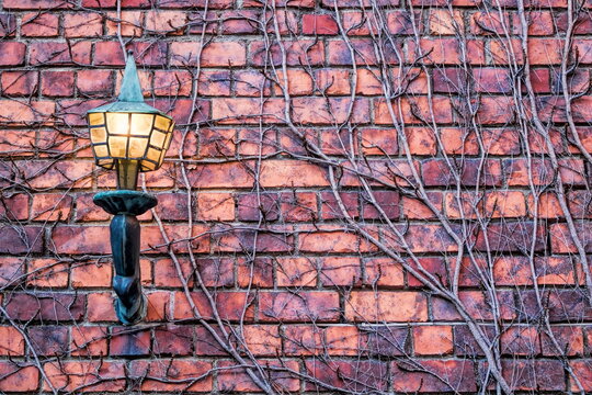 stockholm, schweden - hauswand mit laterne am stadshus
