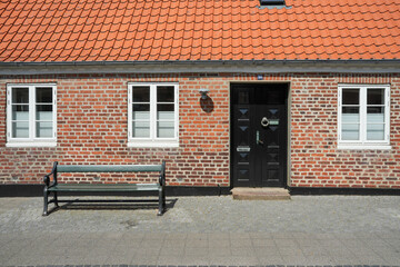 Typisch dänisches Haus schwarzer Tür und weißen Fenstern