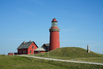 Fototapeta na wymiar Roter Leuchtturm von Bovbjerg an der Nordseeküste von Dänemark