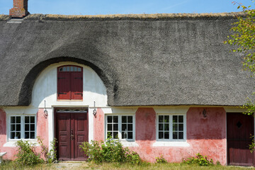 Typisches Backsteinhaus mit Reetdach in Dänemark 