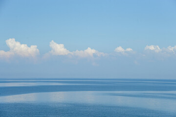 Ruhige Ostsee bei blauem Himmel mit wenig Wolken