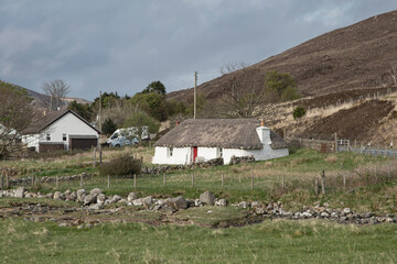 Scottish crofters cottage with a thatched roof - obrazy, fototapety, plakaty