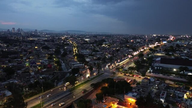 cuidad de Guadalajara jalisco M&eacute;xico cielo nublado perif&eacute;rico de noche con trafico pesado con dron autos en movimiento