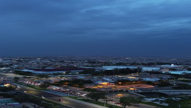 cuidada de Guadalajara jalisco M&eacute;xico cielo azul con lluvia trafico cargado perif&eacute;rico con dron autos en movimiento